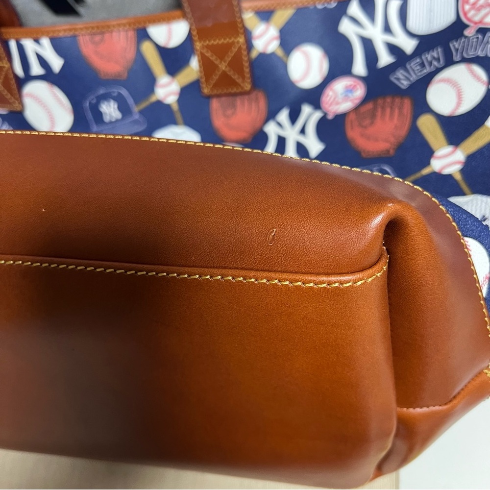 Dooney & Bourke MLB New York Yankees Picnic Tote NWT - Picture 5 of 15